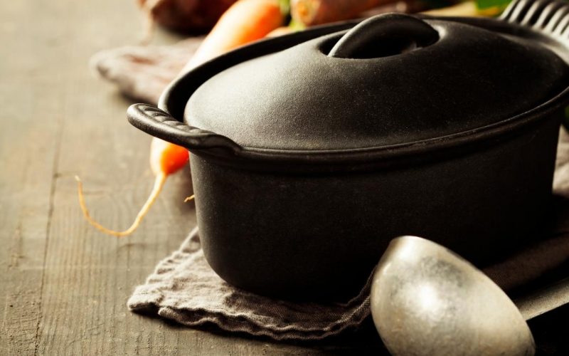 5 benefícios de cozinhar em panela de ferro