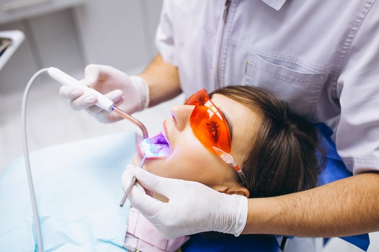 clareamento dental riscos saúde