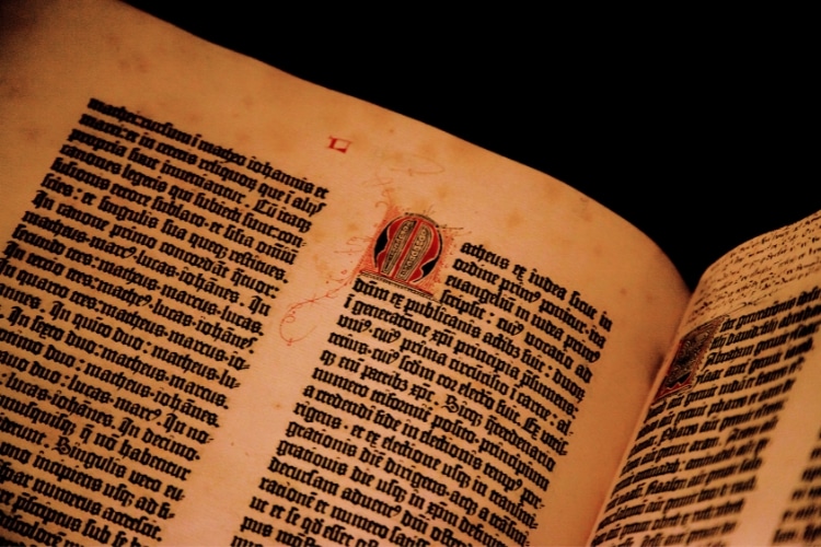 quantas páginas tem a primeira bíblia escrita