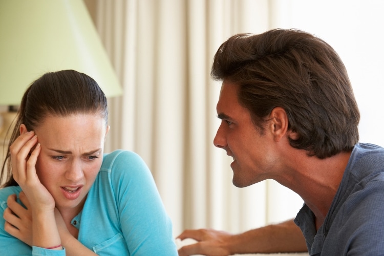 Sinais de alerta de um relacionamento abusivo violência verbal