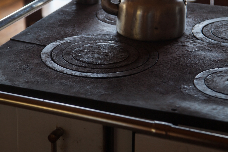 Aprenda como limpar a chapa de fogão à lenha com este guia detalhado. Explore técnicas usando materiais caseiros, lixa de ferro e produtos comerciais. Mantenha sua chapa brilhando!