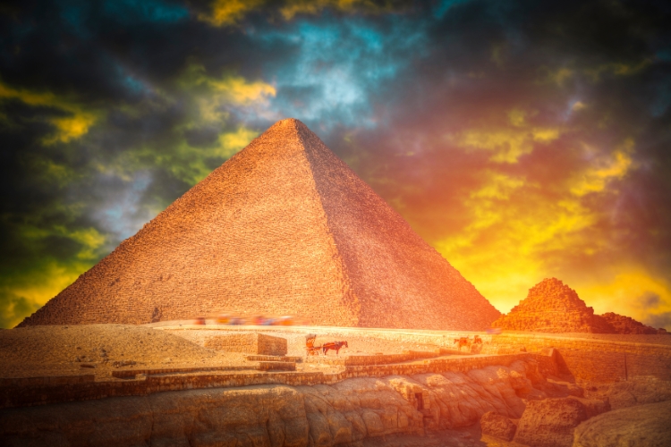 Desvende o mistério sobre para quê serviam as pirâmides do Egito, abrangendo desde túmulos faraônicos até observatórios astronômicos.