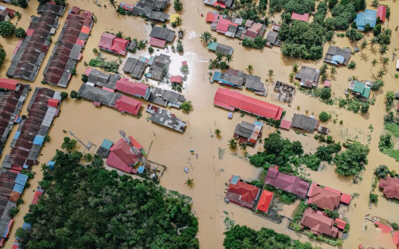 Entenda as diferenças entre enchente, inundação e alagamento, e como esses eventos impactam áreas rurais e urbanas.