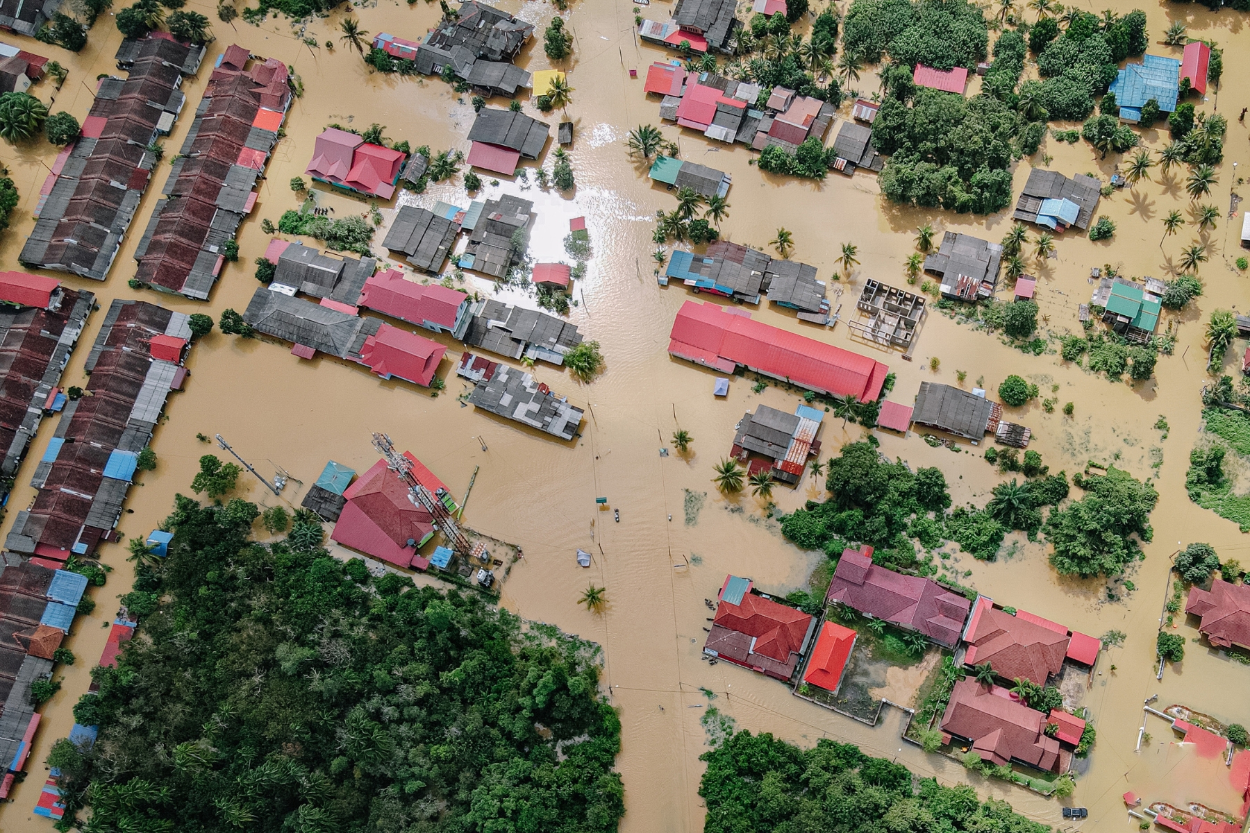Entenda as diferenças entre enchente, inundação e alagamento, e como esses eventos impactam áreas rurais e urbanas.