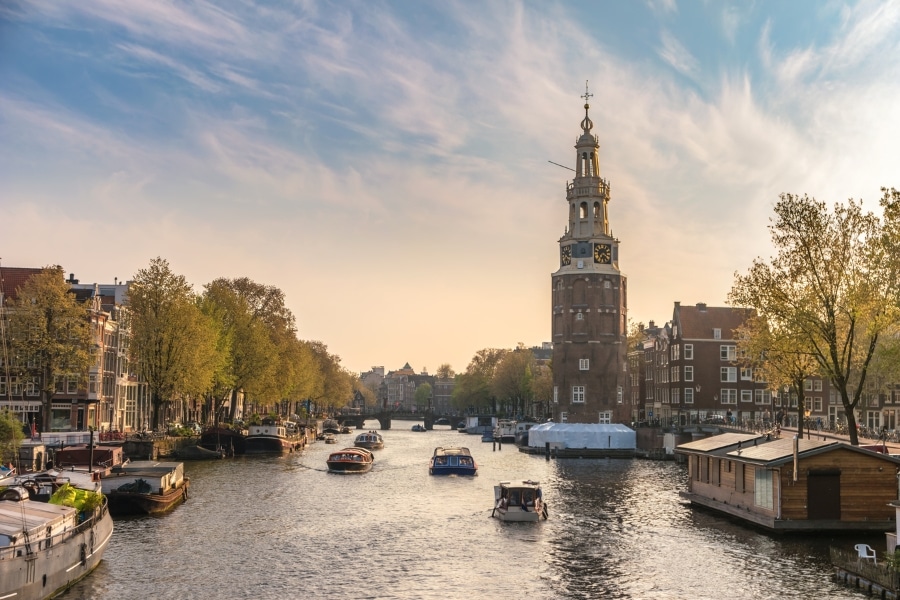 amsterdan. Descubra a origem do nome Países Baixos e conheça as 12 províncias do país, suas principais cidades, curiosidades e riquezas culturais.