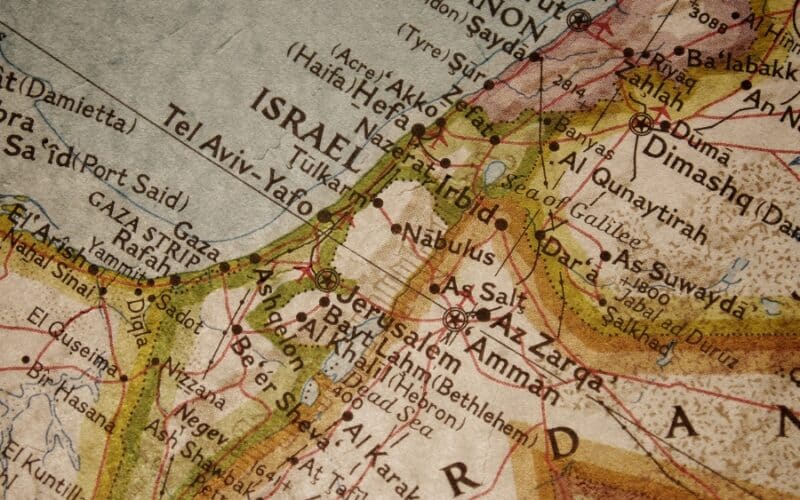 A disputa entre Israel e Palestina envolve séculos de história e política. Descubra de quem é a terra e os argumentos de ambos os lados.
