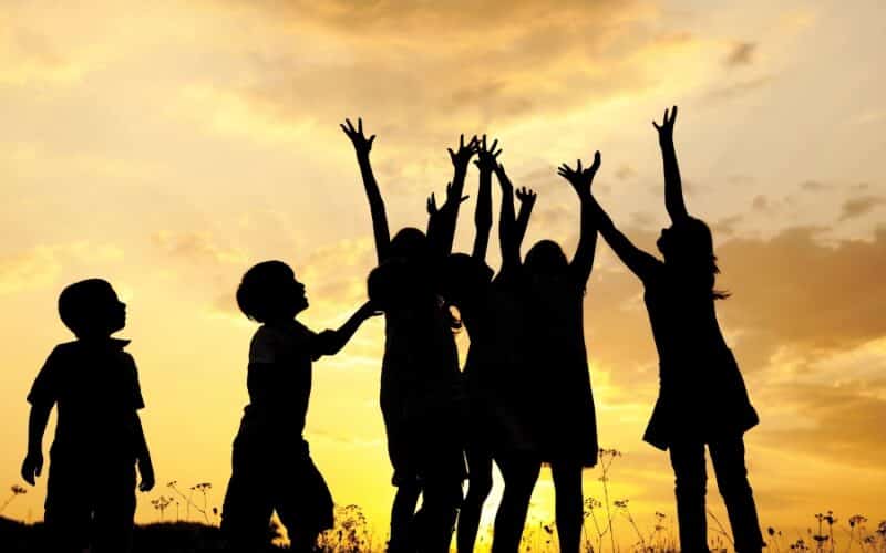 Adultização infantil: entenda o conceito, os perigos da sexualização precoce nas redes e como proteger a infância em tempos digitais.